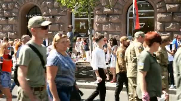 Kiev, Ucrania, agosto de 2019: - Día de la Independencia en Kiev. Veteranos ucranianos de la guerra ruso-ucraniana en el este de Ucrania y voluntarios marchando por el sereet Khreschatyk, en Kiev, Ucrania . — Vídeos de Stock