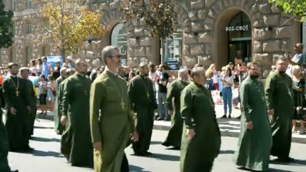 Kiev, Ucrania, agosto de 2019: - Día de la Independencia en Kiev. Veteranos ucranianos de la guerra ruso-ucraniana en el este de Ucrania y voluntarios marchando por el sereet Khreschatyk, en Kiev, Ucrania . — Vídeos de Stock