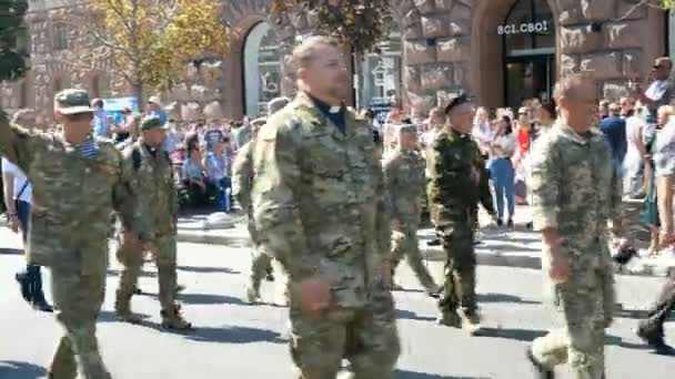 Kiew, Ukraine, August 2019: - Unabhängigkeitstag in Kyiw. Ukrainische Veteranen des russisch-ukrainischen Krieges in der Ostukraine und Freiwillige marschieren für khreschatyk sereet, in kyiv, Ukraine. — Stockvideo