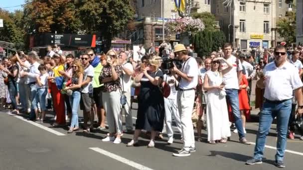 Kiew, Ukraine, August 2019: - Unabhängigkeitstag in Kyiw. Stadtbewohner betrachten den Marsch ukrainischer Veteranen russisch-ukrainischer Krieg auf die Ostukraine, der für khreschatyk sereet marschiert. — Stockvideo