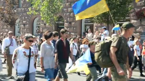 우크라이나 키예프, 2019 년 8 월 : - 키예프 독립 기념일. 우크라 이나 동부 우크라이나에서 러시아 - 우 크라 니아 전쟁에참 전 한 우크라이나 퇴역 군인들 과 우크라이나, 키예프에서 벌어진 크레 슈 차 티크 세레에 트를 향해 행진하는 자원 봉사자들. — 비디오