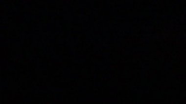 Karanlık ya da kara fırtınalı gökyüzüne ve bulutlara karşı parlak şimşekler çakar.