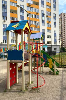 Kiev, Ukrayna, Haziran 2020: Oyunlar için boş modern çocuk parkı ve yerleşim alanındaki çocuklar için boş zaman. Dikey çekim. Yakın plan. Açık havada..