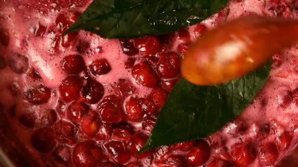 自制的烹调 积极制作樱桃果酱煮沸工艺的视频剪辑 准备甜樱桃糖果 并与木勺混合 自上而下的食物 室内环境 — 图库视频影像