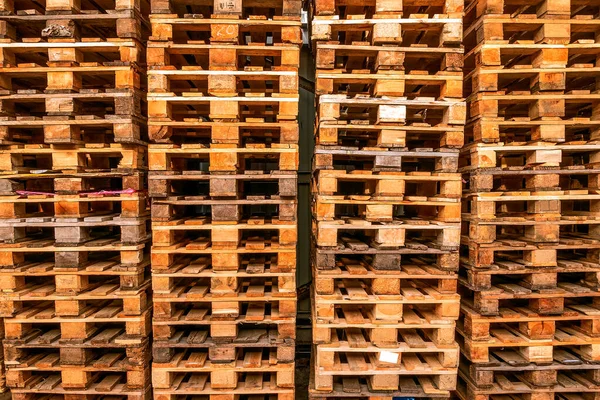 Wiele Stosów Używanych Palet Drewnianych Typu Euro Magazynie Jest Gotowych — Zdjęcie stockowe