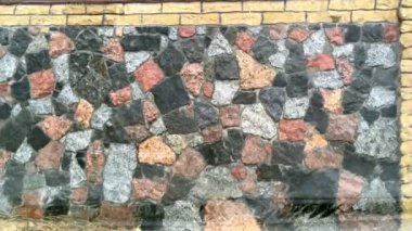 Yağmurda camlara dökülen suyun bulanık hareketinin soyut arkaplanı çit ya da fayans zeminine karşı..