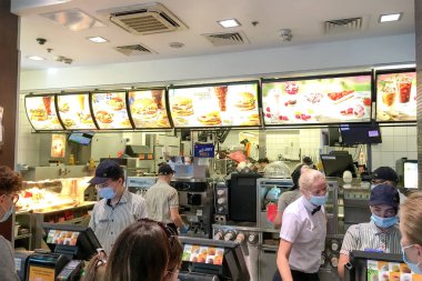 Kiev, Ukrayna, Temmuz 2020: - McDonalds çalışanları Coronavirus Covid-19 salgını sırasında Sky Mall süpermarketinde müşterilerine hizmet veriyor. Hafta sonu.
