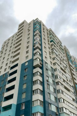 Balkonu ve penceresi olan tipik bir apartman dairesi. Çağdaş mimari. Seçici odaklanma. Yakın plan. Açık havada..
