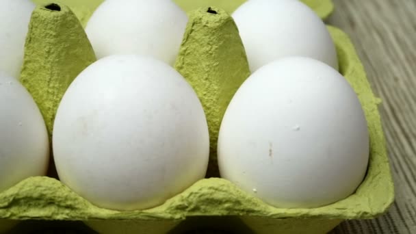 Vita hönsägg i kartong äggbricka för matlagning mat. Långsam rörelse Närbild. — Stockvideo