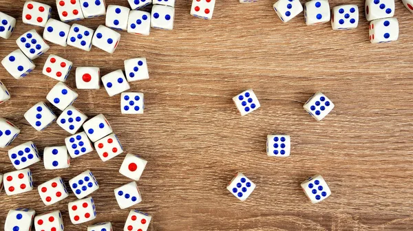 Muchos Dados Blancos Con Puntos Rojos Azules Mesa Madera Casino —  Fotos de Stock