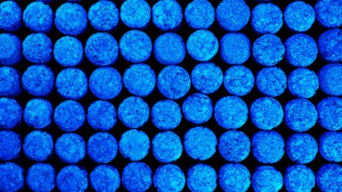 Bir sürü sıra farklı ahşap şampanya ya da mantar mantarı. Desen ya da arkaplan olarak kullan. Üst Manzara. Düz yatıyordu. Yakın plan. Mavi tonda. Makro görünüm.