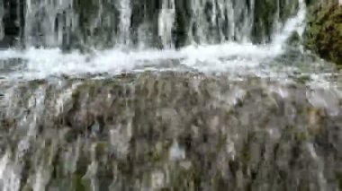 Ukrayna 'nın Bila Tserkva kentindeki güzel İskenderiye parkına güçlü akıntılar akan küçük çağlayan şelale. Seçici odaklanma. Yakın plan..