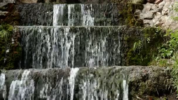 Små kaskad vattenfall med starka strömmar strömma ner i vackra parken Alexandria i Bila Tserkva stad i Ukraina. Selektivt fokus. Närbild. — Stockvideo