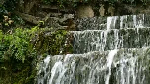 Malý Kaskádový Vodopád Silnými Proudy Stékajícími Dolů Krásném Parku Alexandrie — Stock video
