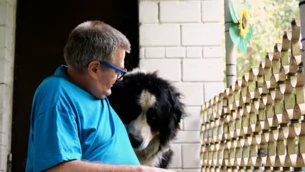 Hombre Adulto Mayor Acariciando Abrazando Perro Montaña Bernés Mientras Está — Vídeo de stock