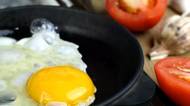 Наливаємо Куряче Яйце Гарячу Сковороду Готуємо Смажені Яйця Помідори Часник — стокове відео