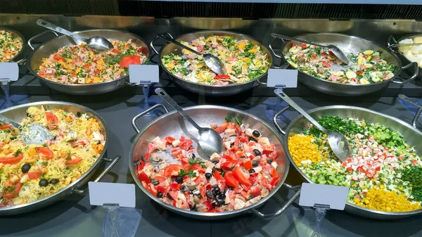 식당이나 슈퍼마켓에서 맛있는 샐러드에 한입을 호텔을 클로즈업 집안으로 — 스톡 사진