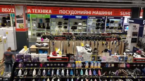 Kiev, Ucrânia, setembro de 2020: - Fileiras e prateleiras com eletrodomésticos no espaço de varejo no moderno supermercado Epicenter em Kiev. Ucrânia. Plano amplo. — Vídeo de Stock