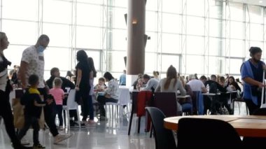 Kiev, Ukrayna, Eylül 2020: Covid-19 Coronavirus salgını sırasında Kiev 'deki Skymall süpermarketinde kimliği belirsiz insanlar yemek yiyor ve dinleniyor. Orta boy..