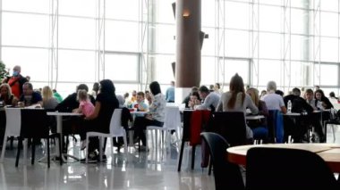 Kiev, Ukrayna, Eylül 2020: Covid-19 Coronavirus salgını sırasında Kiev 'deki Skymall süpermarketinde kimliği belirsiz insanlar yemek yiyor ve dinleniyor. Orta boy..