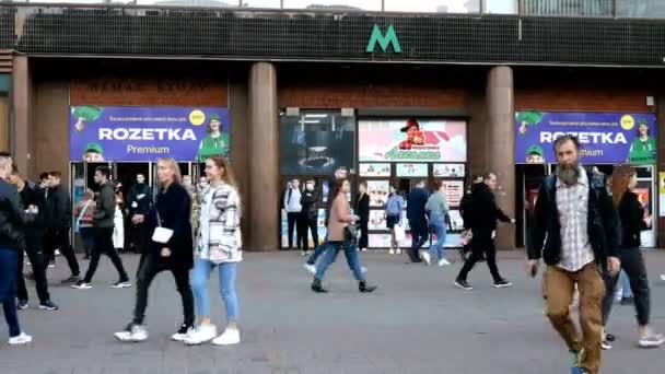 2020年10月，乌克兰基辅：在科维德-19科罗纳韦勒斯流行病流行期间，身份不明的人走在乌克兰基辅赫雷斯恰特里克地铁站旁边。总计划. — 图库视频影像