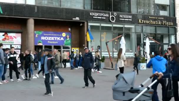 Kiev, Ukraine, October 2020: - Unidentified people walk next to Khreshchatyk metro subway station in Kiev, Ukraine, during Covid-19 coronavirus epidemic. Wide plan. — Stock Video