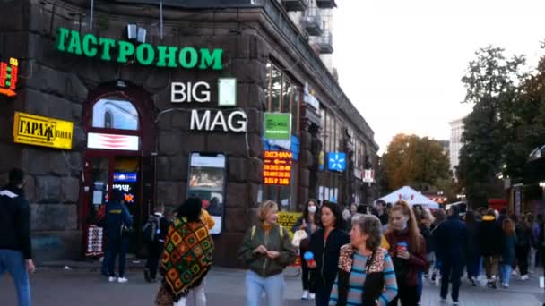 乌克兰基辅，2020年10月：- -在乌克兰基辅市，在科维德19型验尸官流行病流行期间，一群身份不明的人周末沿着赫雷斯恰特里克街步行。总计划. — 图库视频影像