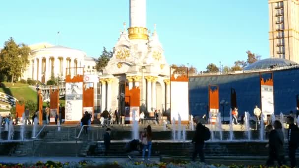 Kiev, Oekraïne, oktober 2020: - Stadsbewoners en toeristen lopen langs Maidan nezalezhnosti en Khreshchatyk straat, in Kiev Oekraïne. Breed plan. — Stockvideo