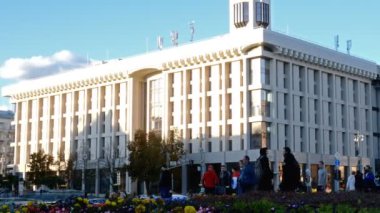 Kiev, Ukrayna, Ekim 2020: Kiev Ukrayna 'da hafta sonu, Meydan Nezalezhnosti ve Khreshhatyk caddeleri boyunca şehir sakinleri ve turistler yürüyor. Sendikalar Meclisi Binası. Geniş plan.