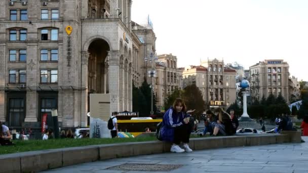 Kiev, Ukraina, oktober 2020: - Stadsborna och turister går längs Maidan nezalezhnosti och Khreshchatyk gatan, på helgen i Kiev Ukraina. Uppförande av ett centralt postkontor. Allmän plan. — Stockvideo