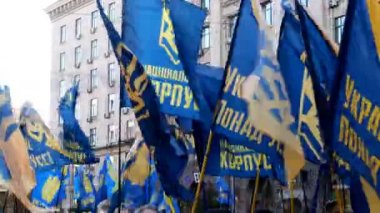 Kiev, Ukrayna, Ekim 2020: - Özgürlük Partisi, Ulusal Kolordu hareketi, Ukraynalı milliyetçiler, Ukrayna isyancı ordusu, Ukrayna Günü Savunucusu, Kiev 'deki Khreshchatyk Caddesi.