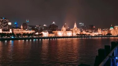 Şangay, Çin - 5 Aralık 2024: Huangpu nehir gezisinden görülen Avrupa binaları