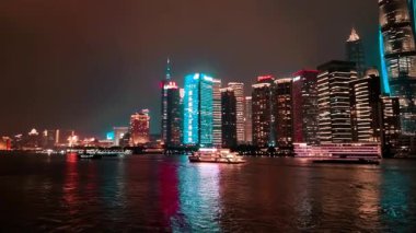 Şangay, Çin - 5 Aralık 2024: Huangpu nehir gezisinden gece aydınlanan şehir