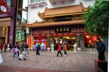 Şangay, Çin - 8 Aralık 2024 Tapınak tarzı butik Nanjing Meydanı