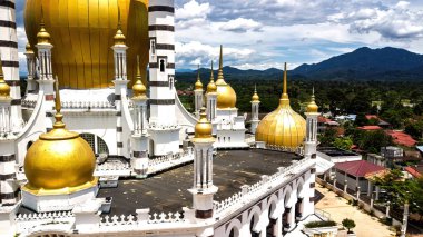 Kuala Kangsar, Perak, Malezya 'daki Ubudiah Camii' nin havadan görünüşü