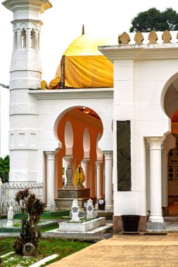 Kuala Kangsar, Malezya - 18 Ekim 2022 Malezya 'da klasik İslami mimari kubbe. Düşük açı görünümü.