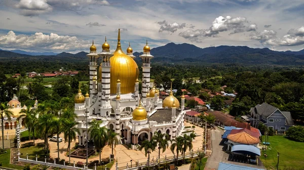 Kuala Kangsar, Perak, Malezya 'daki Ubudiah Camii' nin altın kubbesinin havadan görünüşü