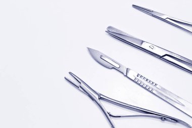 Beyaz arka plan üzerinde izole cerrahi aletler
