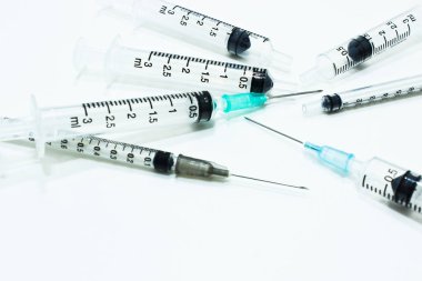 Beyaz arka plan üzerinde izole iğne ile 3 ml ve 1 ml plastik şırınga