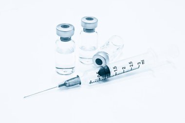 Uyuşturucu veya aşı ve 3 ml plastik şırınga ile izole iğne mavi rengi beyaz arka plan üzerinde şişe