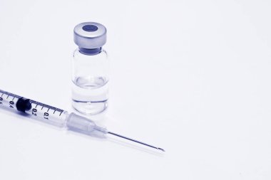 Uyuşturucu veya aşı ve 1 ml plastik şırınga ile izole iğne mavi rengi beyaz arka plan üzerinde şişe