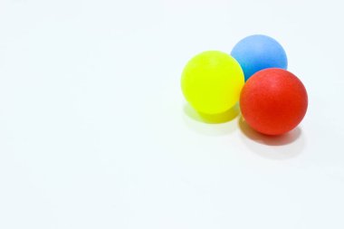 Beyaz zemin üzerine kırmızı, mavi ve sarı top