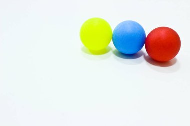Beyaz zemin üzerine kırmızı, mavi ve sarı top