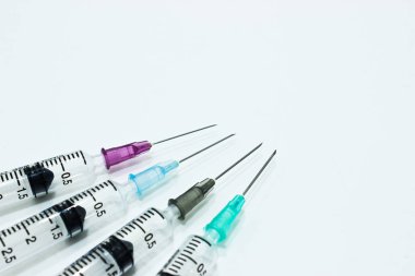 Beyaz arka plan üzerinde izole iğne ile 3 ml plastik şırınga