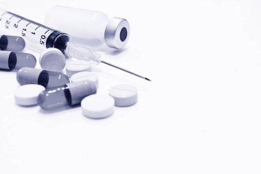 Uyuşturucu tabletler ve kapsüller, uyuşturucu ve beyaz arka plan üzerinde izole iğne ile plastik enjektör şişe