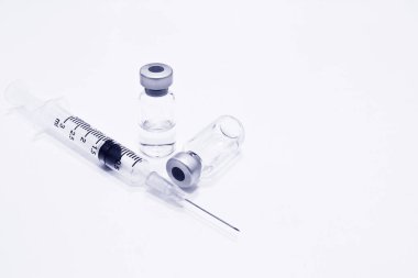 Uyuşturucu veya aşı ve 3 ml plastik şırınga ile izole iğne mavi rengi beyaz arka plan üzerinde şişe