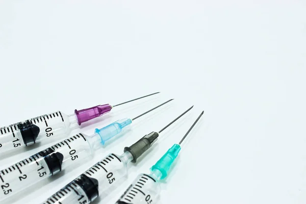 Beyaz arka plan üzerinde izole iğne ile 3 ml plastik şırınga