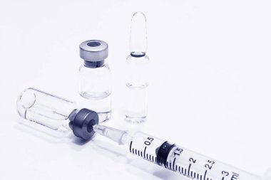 Ampul, mavi rengi, beyaz arka plan izole iğne plastik şırınga uyuşturucu veya aşı ve 3 ml şişe