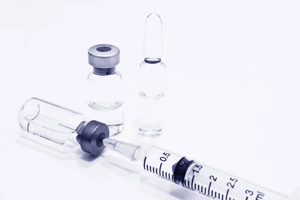 Ampule Lahvička Léku Nebo Vakcíny Plastové Injekční Stříkačky Jehlou Izolovaných — Stock fotografie