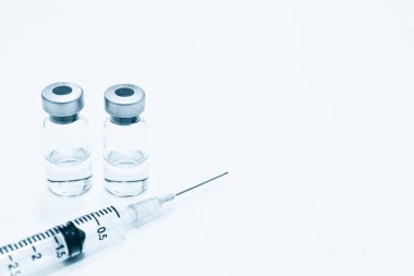 Uyuşturucu veya aşı ve 3 ml plastik şırınga ile izole iğne mavi rengi beyaz arka plan üzerinde şişe